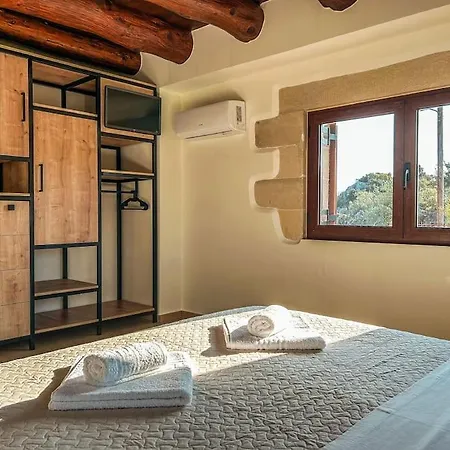 Recluso-3 Bd Luxury Country Villa, Huge Heated Pool With Hydromassage, Individual Bbq & Large Yard, Mountain View Vilă