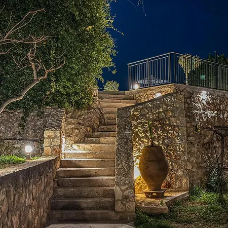 Recluso-3 Bd Luxury Country Villa, Huge Heated Pool With Hydromassage, Individual Bbq & Large Yard, Mountain View Vilă *