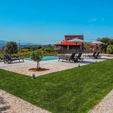 Recluso: Luxurious Mountain Retreat With Heated Pool