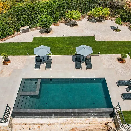Recluso: Luxurious Mountain Retreat With Heated Pool Villa Malaxa