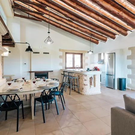Villa Recluso: Luxurious Mountain Retreat With Heated Pool
