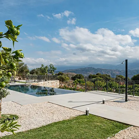Recluso: Luxurious Mountain Retreat With Heated Pool